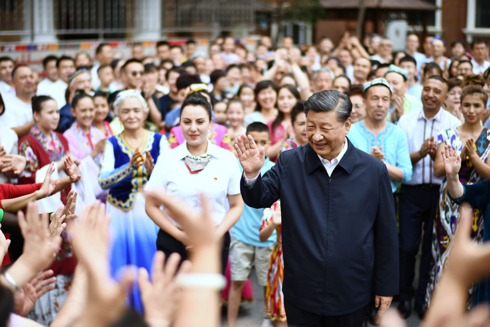 2022年7月13日，習(xí)近平在新疆維吾爾自治區(qū)烏魯木齊市天山區(qū)固原巷社區(qū)考察時，向各族群眾揮手致意。新華社記者 燕雁 攝