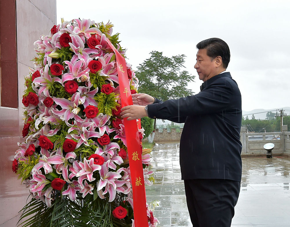 2016年7月18日，習(xí)近平在寧夏固原市西吉縣將臺堡向紅軍長征會師紀(jì)念碑敬獻花籃。新華社記者 李濤 攝