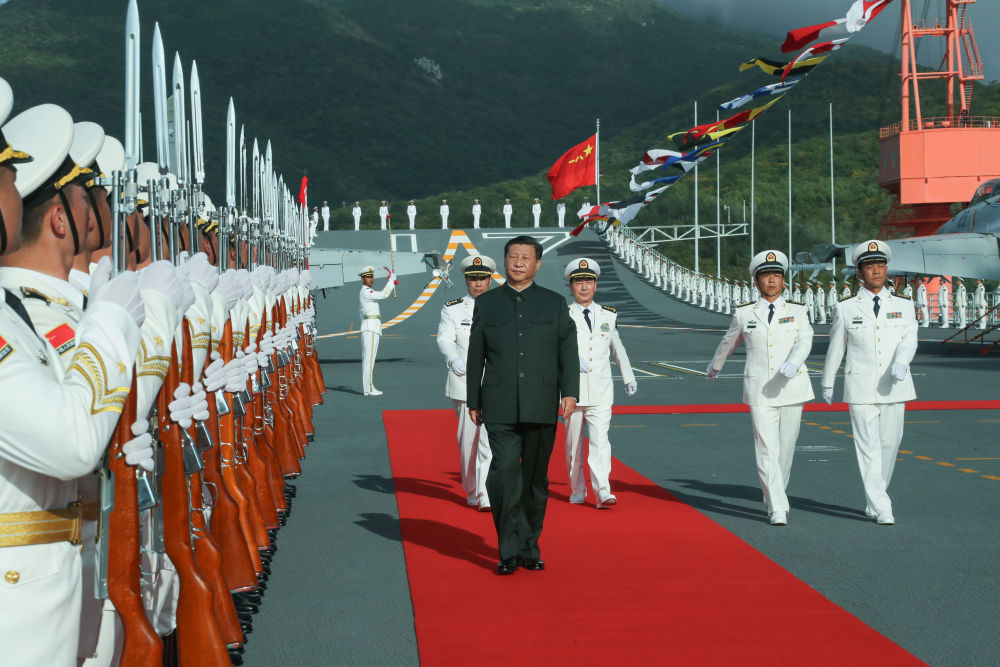 2019年12月17日，中國第一艘國產(chǎn)航空母艦山東艦在海南三亞某軍港交付海軍。習(xí)近平出席交接入列儀式并登艦視察。這是儀式結(jié)束后，習(xí)近平登上山東艦，檢閱儀仗隊。新華社記者 李剛 攝