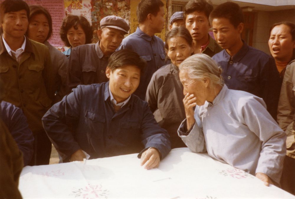 這是1983年，時任河北省正定縣委書記的習(xí)近平，臨時在大街上擺桌子聽取老百姓意見。新華社發(fā)